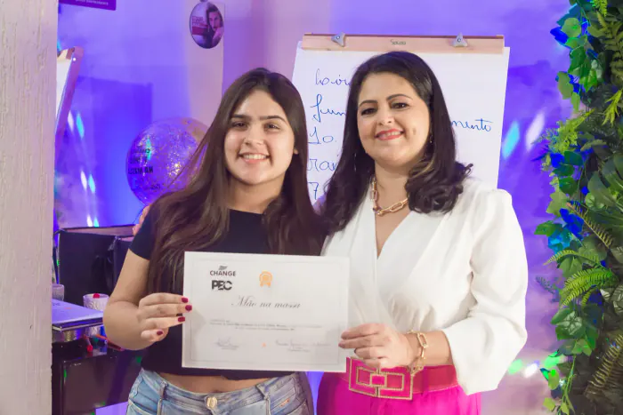 Participante de curso presencial ao lado de Cilinha Marques