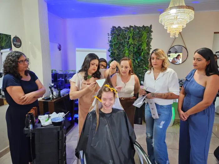 Demonstração prática de mechas para alunas